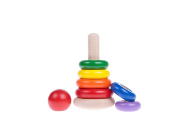 Beyaz arka plan üzerinde izole renkli ahşap oyuncak