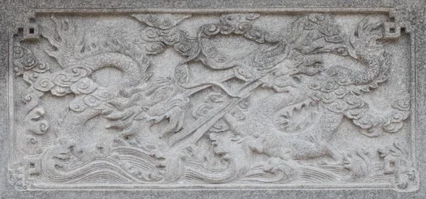 Deux dragons sur le mur sculpté — Photo