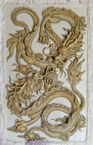 Scultura del drago su un muro — Foto Stock