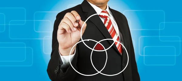 Uomo d'affari disegno diagramma a cerchio intersecato e ombra il in — Foto Stock