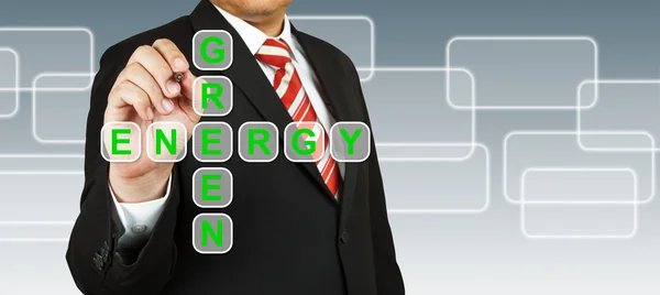 Бизнесмен чертит вручную зеленую энергию — стоковое фото