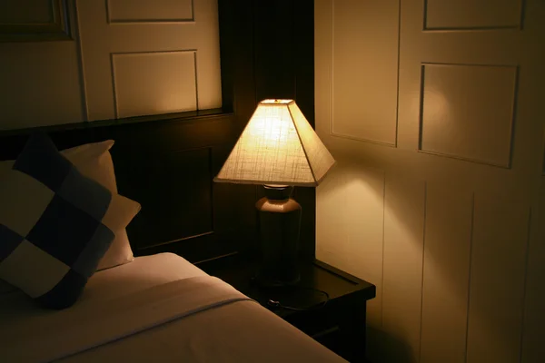 Hotelbett & Nachttisch — Stockfoto