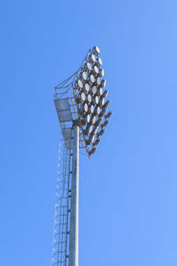 stadyum ışıkları ve mavi gökyüzü