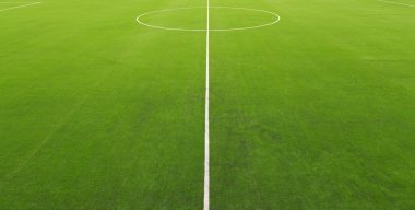 orta çizgi üzerinde futbol sahası