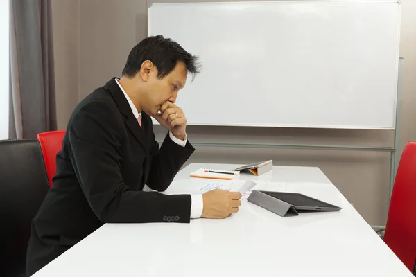 Affärsman som funderar på sin verksamhet i ett mötesrum — Stockfoto