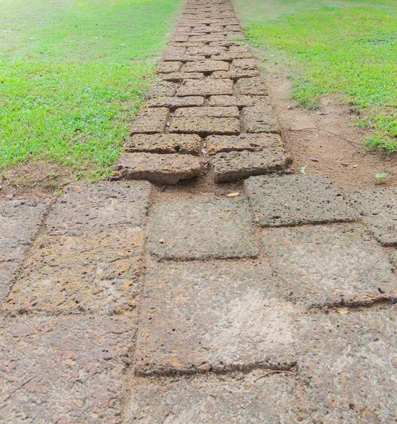 Camino de piedra en el parque al aire libre — Foto de Stock