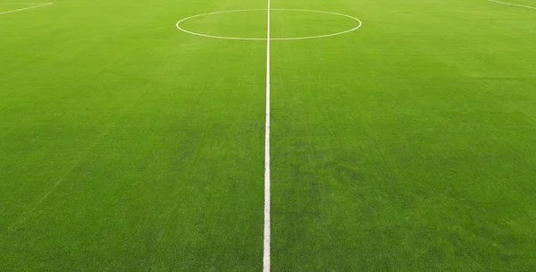 Línea central en el campo de fútbol — Foto de Stock
