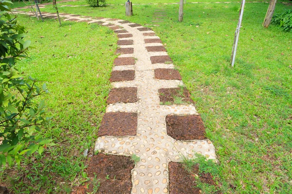 Каменная дорожка в открытом парке — стоковое фото