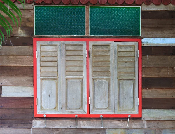 Ventanas cerradas en casa rural de madera — Foto de Stock