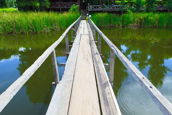 Puente de madera sobre el canal —  Fotos de Stock