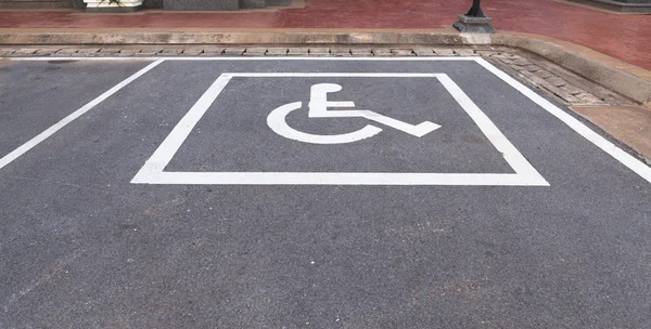Disabilitare Parcheggio slot in un parco — Foto Stock