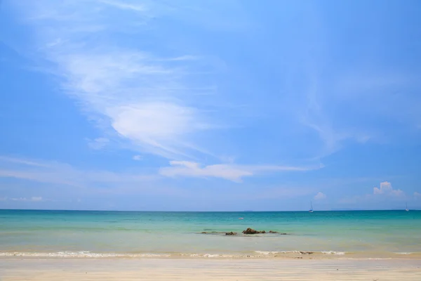 Пляж и голубое небо — стоковое фото
