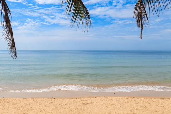 Onda sulla spiaggia di sabbia — Foto Stock