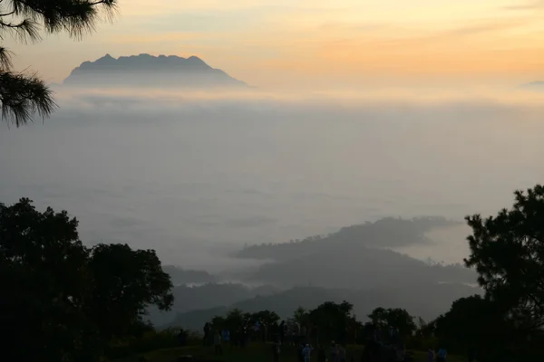 Berg en mist in de ochtend in thailand — Stockfoto