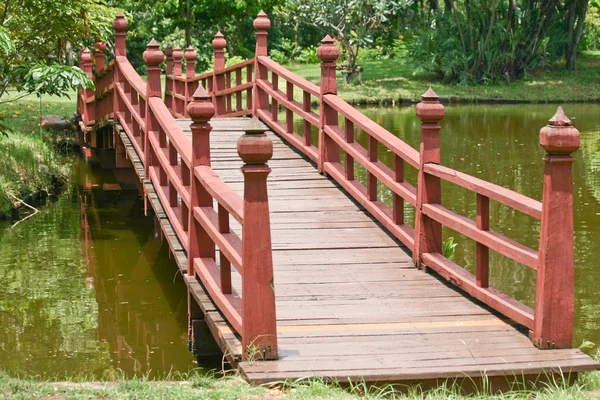 Деревянный мост через озеро — стоковое фото