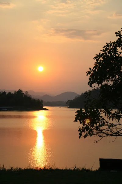 Coucher de soleil sur le barrage Kaeng Krachan, Thaïlande — Photo