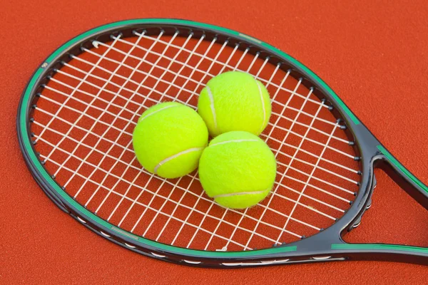 Tennisbana med boll och racket — Stockfoto