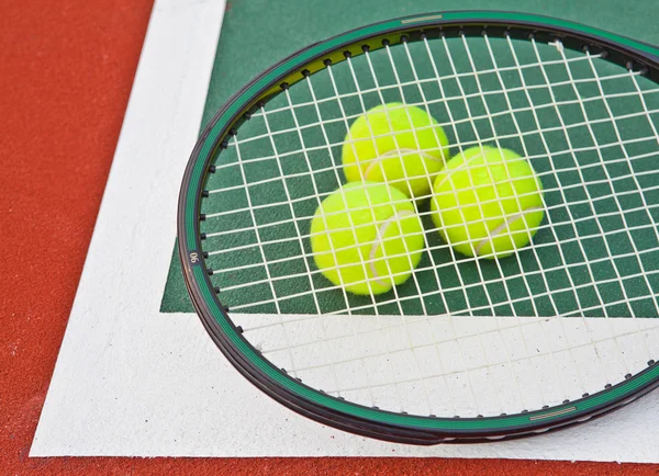 Teniszpálya labdával és ütővel — Stock Fotó