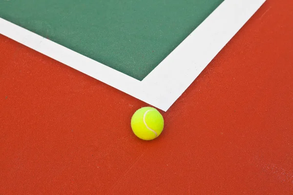 Pista de tenis con pelota — Foto de Stock