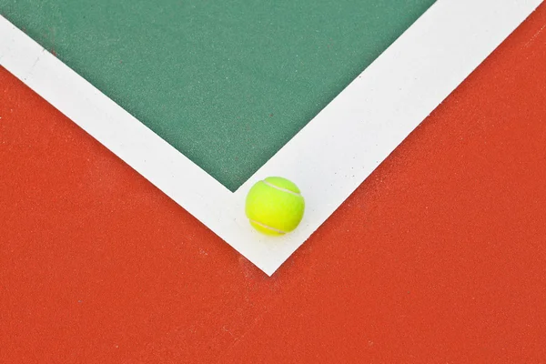 Pista de tenis con pelota — Foto de Stock