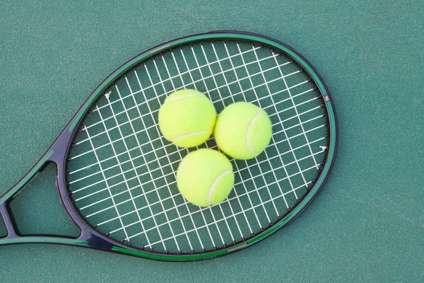 Pista de tenis con pelota y raqueta —  Fotos de Stock