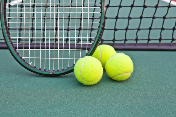 Pista de tenis con pelota y raqueta — Foto de Stock