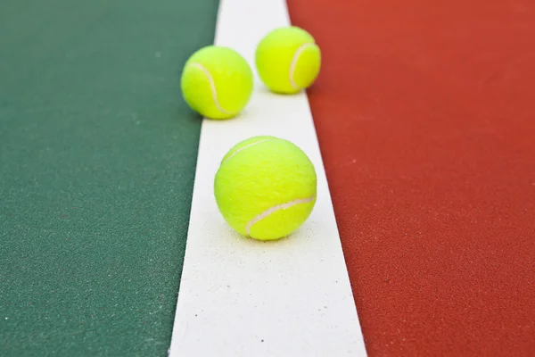 Tennisbaan op basislijn met bal — Stockfoto