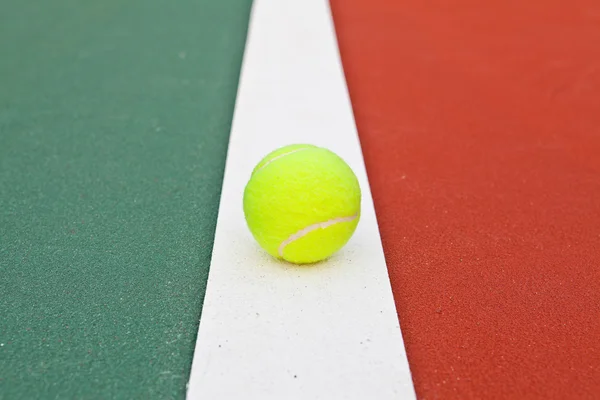 Campo da tennis alla linea di base con palla — Foto Stock