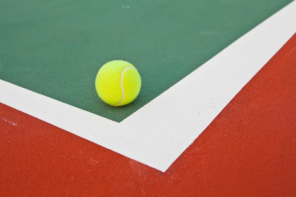 Quadra de tênis na linha de base com bola — Fotografia de Stock