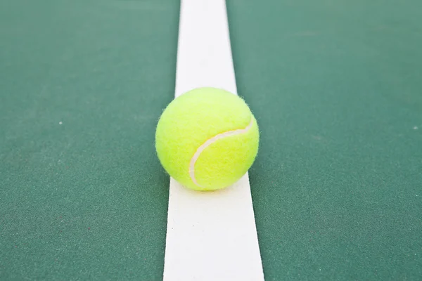 Quadra de tênis na linha de base com bola — Fotografia de Stock