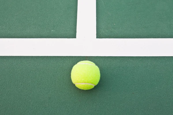 Tennisbaan op basislijn met bal — Stockfoto