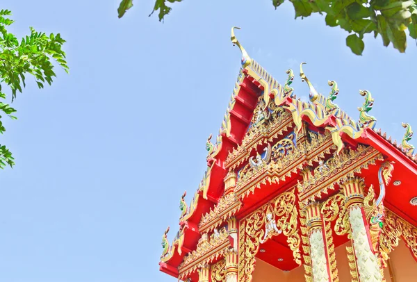Detal dachu bogato dekorowana świątynia — Zdjęcie stockowe