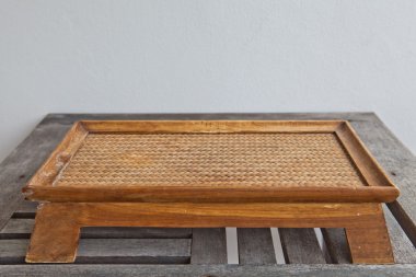 küçük hasır ahşap masa