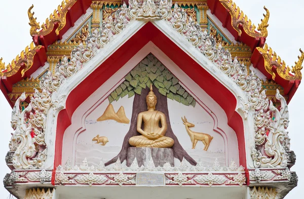 Dettaglio del tetto del tempio decorato ornamentalmente — Foto Stock