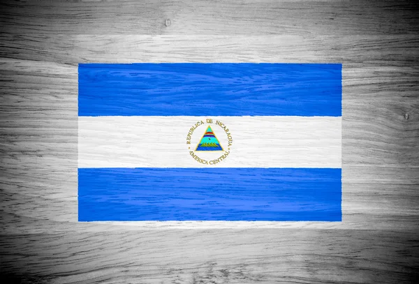 Bandera de Nicaragua sobre textura de madera — Foto de Stock