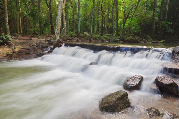 Wasserfall im Namtok Samlan Nationalpark, Saraburi, Thailand — Stockfoto