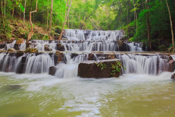 Cascata nel Parco Nazionale Namtok Samlan, Saraburi, Thailandia — Foto Stock