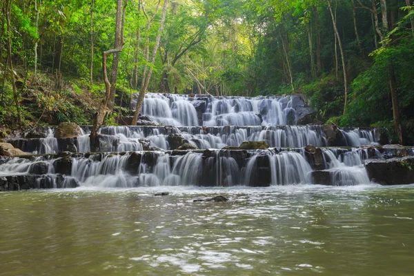 Cachoeira no Parque Nacional Namtok Samlan, Saraburi, Tailândia — Fotografia de Stock