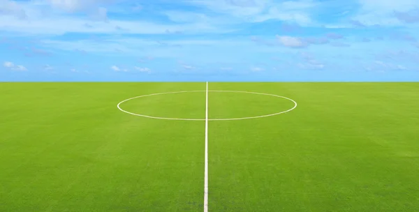 Orta çizgi üzerinde futbol sahası ile mavi gök — Stok fotoğraf