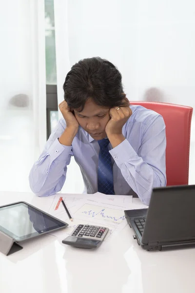 Asiático hombre de negocios con presión acerca de este trabajo —  Fotos de Stock