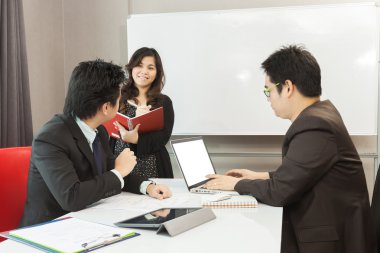 genç iş adamları boş toplantı odasında çalışma