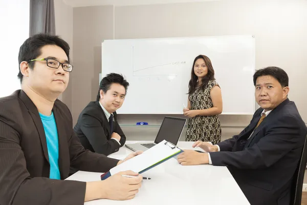 Jonge zakenlui werken in de vergaderruimte. — Stockfoto