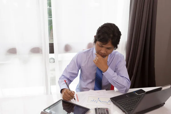 Asiatischer Geschäftsmann denkt über Businessplan in seinem Zimmer nach — Stockfoto