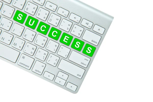 Зеленая кнопка успеха на клавиатуре компьютера изолирована на белой задней панели — стоковое фото