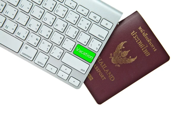 Groene vakantie knop op het toetsenbord van de computer met een Thaise paspoort is — Stockfoto