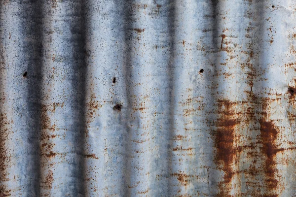 Іржавий старий гофрований залізний паркан крупним планом — стокове фото