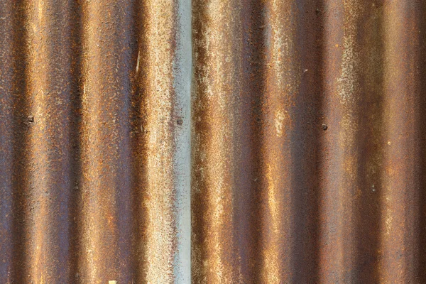 Ржавый старый гофрированный железный забор. — стоковое фото