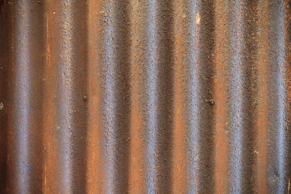 Recinzione in ferro ondulato vecchio arrugginito da vicino — Foto Stock