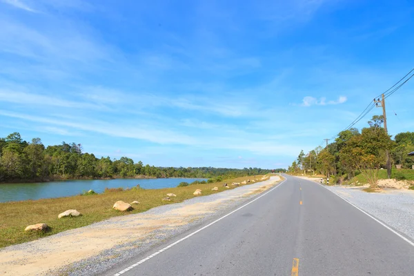 Yol gölün yanında — Stok fotoğraf