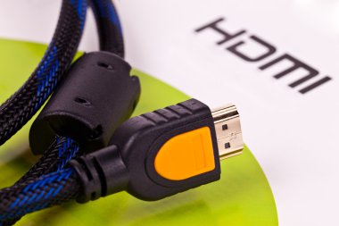 Beyaz arkaplanda HDMI kablosu izole edildi
